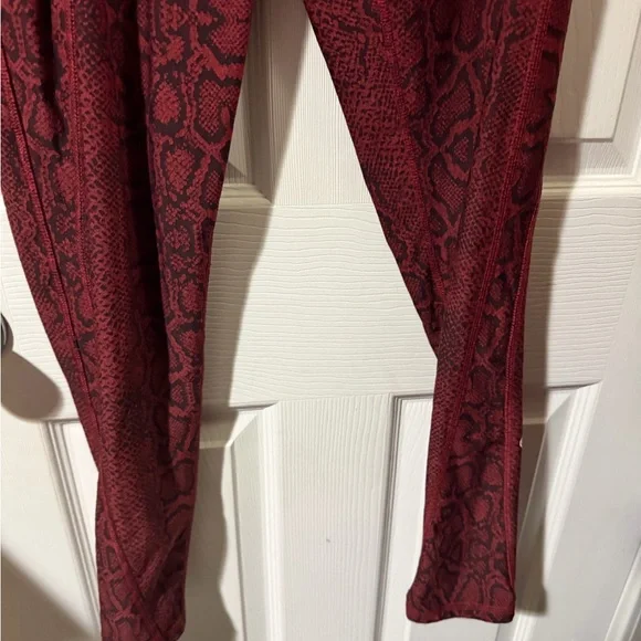 ❣️❄️Champion Burgundy Snake Pattern Leggings - Picture 3 of 4